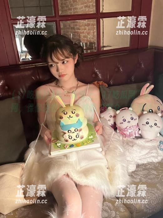 17吃瓜网 免费账号上“17吃瓜网”官网,保你轻松成为合格吃瓜群众,前提是承受得住。