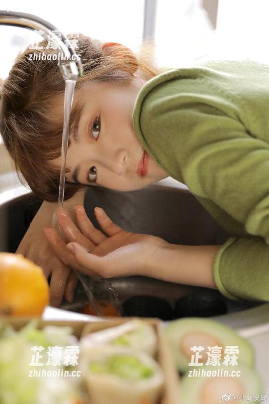 92吃瓜免费网页：吃炒瓜、喝果汁的同时，轻松get最新八卦