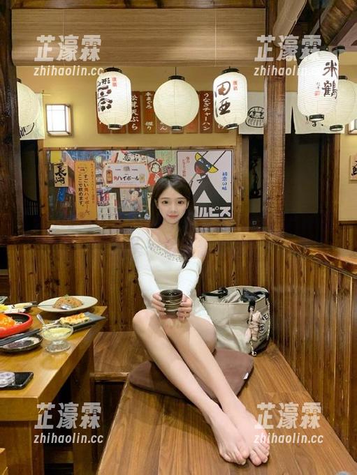 好奇hl01.co网页里的人都在八卦啥，扭头一看真想捂脸！